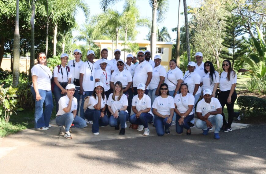 Centro Especializado de Atención Ambulatoria en Salud Dr. Nelson Astacio contribuye al medio ambiente junto a CEMADOJA, DIGECAC y la FARD en jornada de reforestación