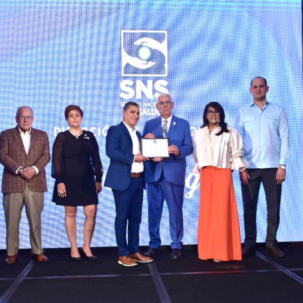 Centro Especializado de Atención Ambulatoria en Salud Dr. Nelson Astacio recibe reconocimiento del SNS por su destacada labor en salud bucal