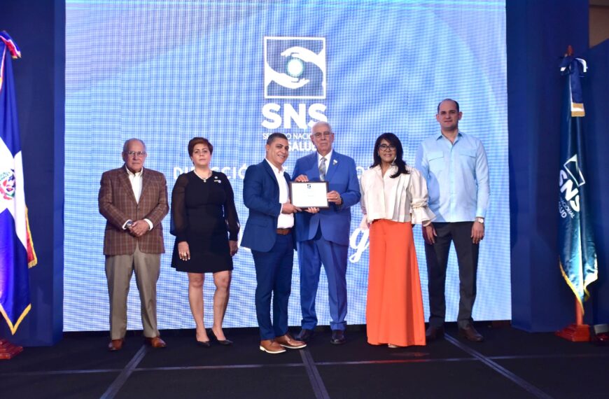 Centro Especializado de Atención Ambulatoria en Salud Dr. Nelson Astacio recibe reconocimiento del SNS por su destacada labor en salud bucal