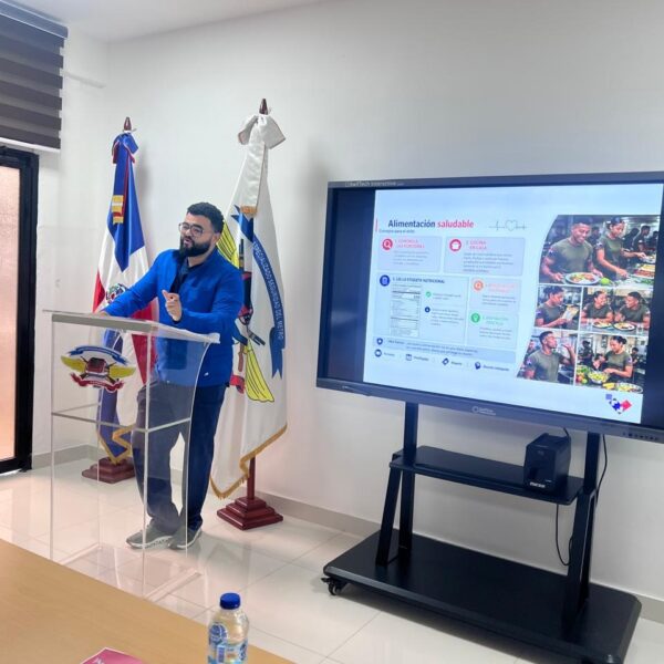 Cardi&oacute;logo de CEASNA ofrece charla preventiva a miembros del CESMET sobre los 8 pasos esenciales para una vida saludable.