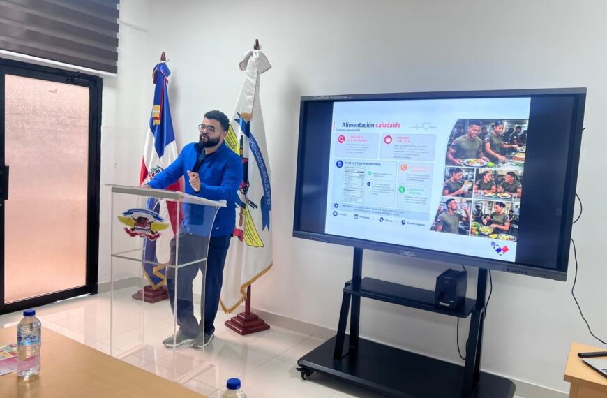 Cardi&oacute;logo de CEASNA ofrece charla preventiva a miembros del CESMET sobre los 8 pasos esenciales para una vida saludable.